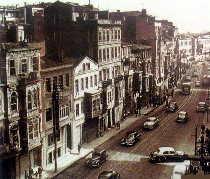 pinar__erkan's tweet photo. Pangaltı 1950’ler. Giovanni Battista Pancaldi 19. yüzyılda bu çevrede avcıların mola verdiği bir yer işletiyormuş. O vakitler her yer çayır bayır mezarlık. Latin cemaati giderek yerleşiyor buraya. Pancalti'ye gidiyoruz geliyoruz derken isim, o yıllardan kalma Pangaltı olmuş. https://t.co/DAGLy1Ua6c