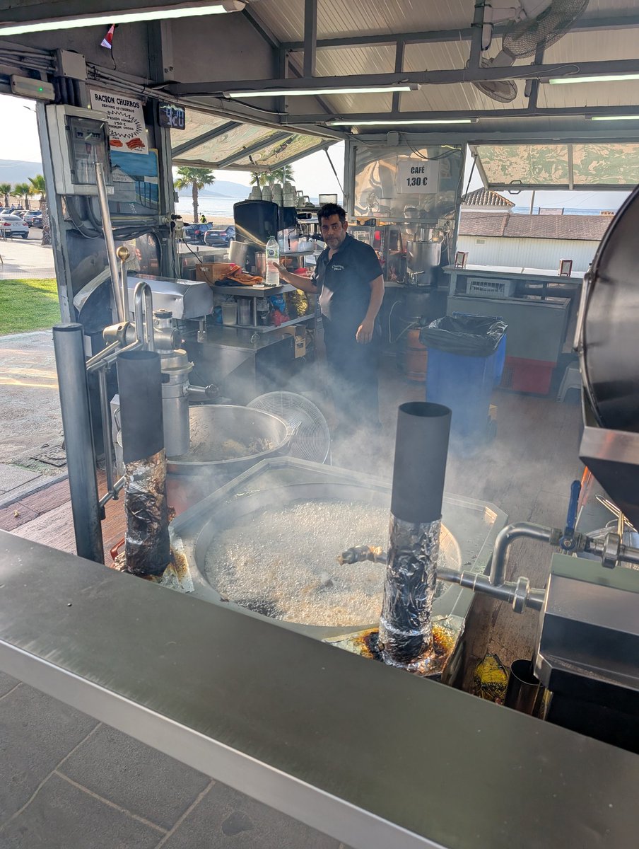 Desayuno churrero en el paseo marítimo