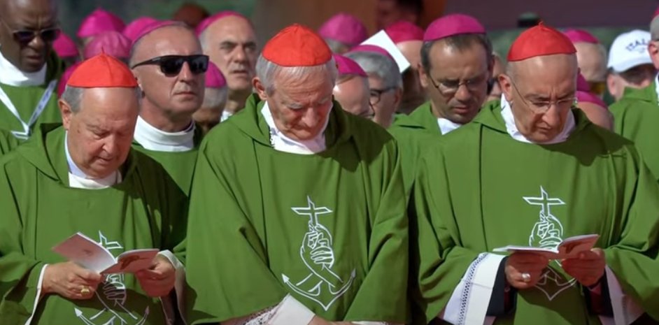 La Sala de Prensa de la #SantaSede comunica que, según las autoridades, hay más de un millón de personas en  #TorVergata y sus alrededores; unos 7000 #sacerdotes y unos 450 #obispos.