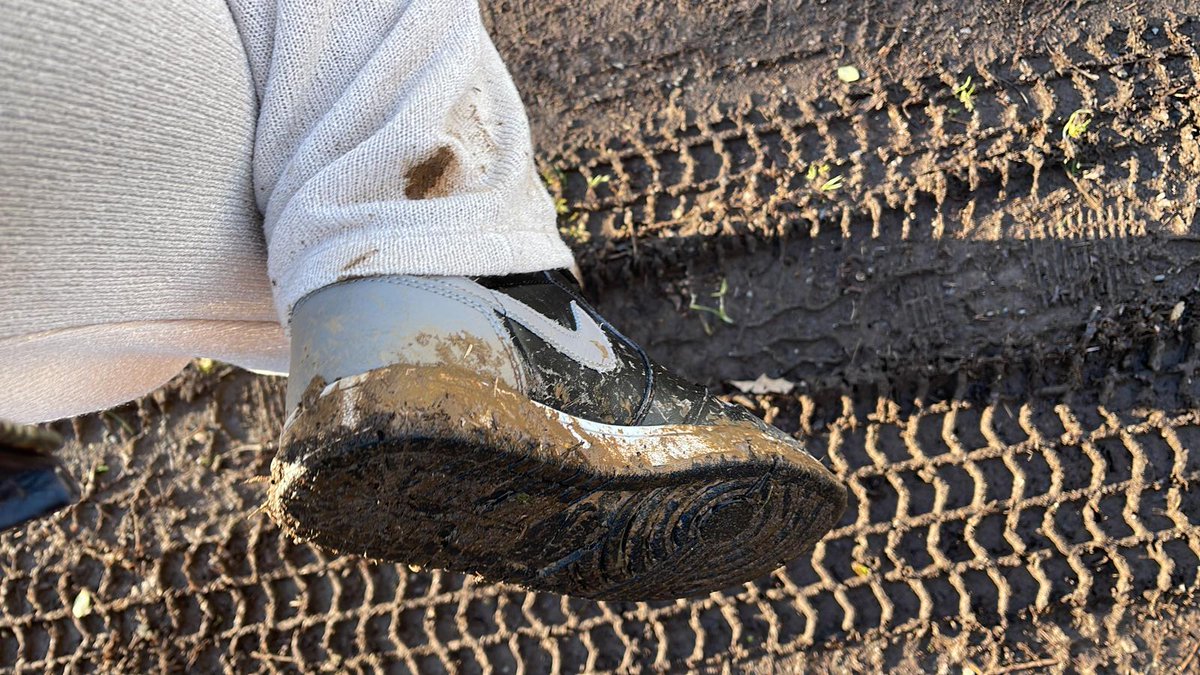 Reiterin2000's tweet photo. Es war gestern doch matschiger wie erwartet. Wer putzt mir die Schuhe? #sneaker #sneaks #smellsocks #reithof #reiterin #pferdemädchen #stall #reitherrin #erziehung #slave #muddy #shoeworship https://t.co/ttzPmCqssI