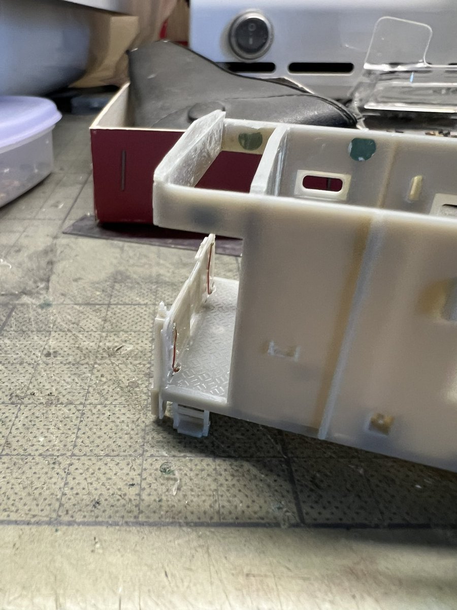 ise1944ise's tweet photo. ワサフ8800を作る4
テールライトユニットの取り付け加工ですが、
各自工夫みたいなので、あくまでも私のやり方ですがUPします。
テールライトユニットは、モデルシーダーさんのMC218を使用
主な加工目標は以下レスへ https://t.co/SroQPMCXrg