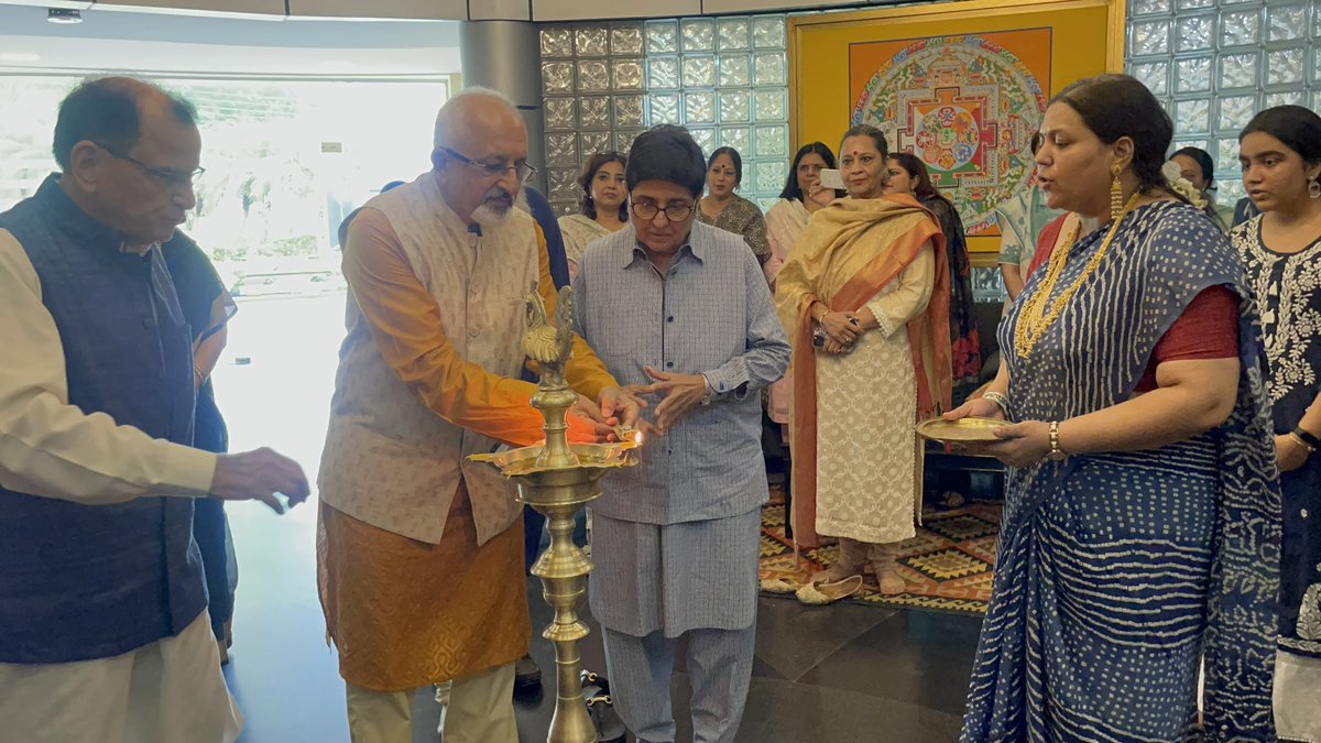 thekiranbedi's tweet photo. The 16 th #ChinmayaMission #GitaChanting Competition, at #DPSGurugram, organised by Chinmaya Mission Gurugram.
#AditiMisra, #AmitabhNangia, 
Children and teachers from different schools learning to chant the Gita Shalokas in presence of parents @CMGurudham 
Strengthening the spiritual power of India