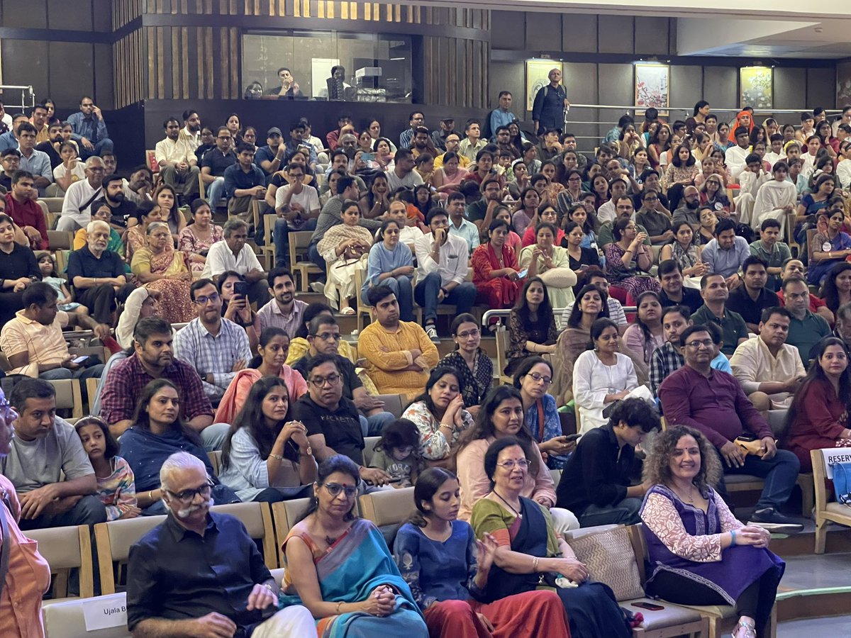 thekiranbedi's tweet photo. The 16 th #ChinmayaMission #GitaChanting Competition, at #DPSGurugram, organised by Chinmaya Mission Gurugram.
#AditiMisra, #AmitabhNangia, 
Children and teachers from different schools learning to chant the Gita Shalokas in presence of parents @CMGurudham 
Strengthening the spiritual power of India