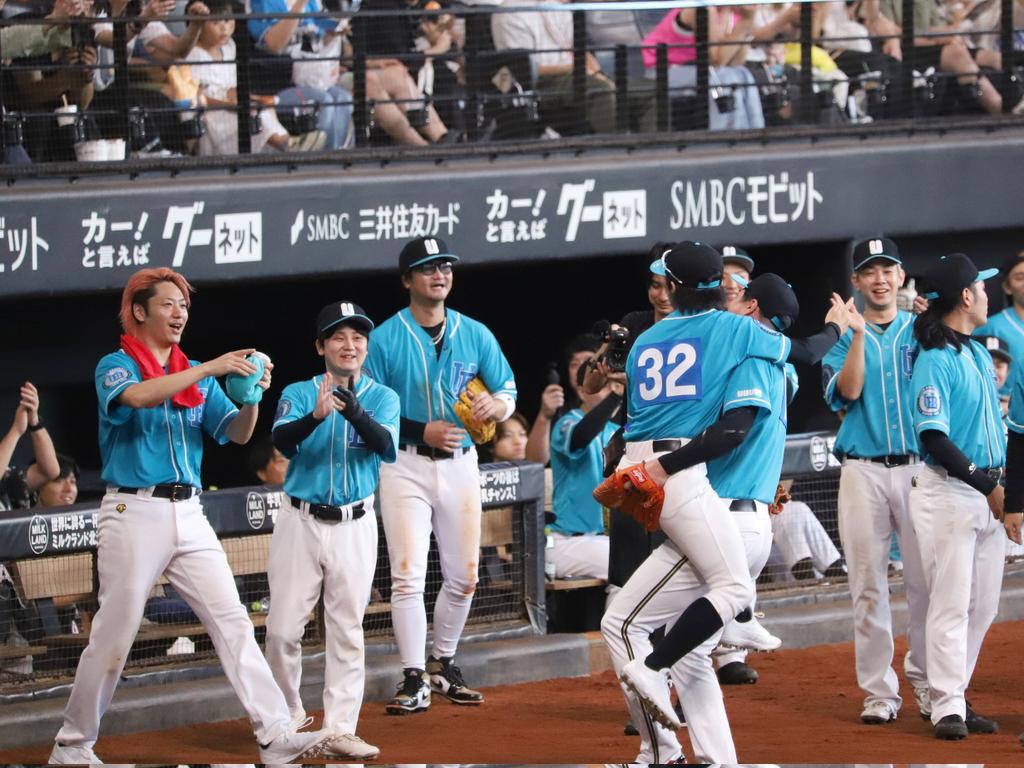 a_kr1205's tweet photo. F Village Baseball Day 
ファイターズOB選抜 × UUUM野球部

としみつナイスプレーで
高岸を救う👏

#lovefighters #UUUM野球部
#としみつ #東海オンエア
#エスコンフィールド https://t.co/UhNTcxs3PI