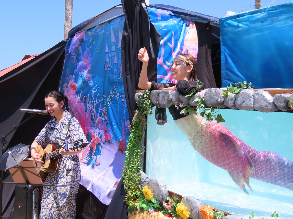 akihiro_021's tweet photo. 泉南ロングパークマーメイドショー🧜‍♀️
コラボパフォーマンス!
人魚　愛ちゃん
ギター　セリナちゃん
MIKIさん
#泉南ロングパーク
#sakurawing
#人魚
#マーメイド https://t.co/nyVbFH2eH5