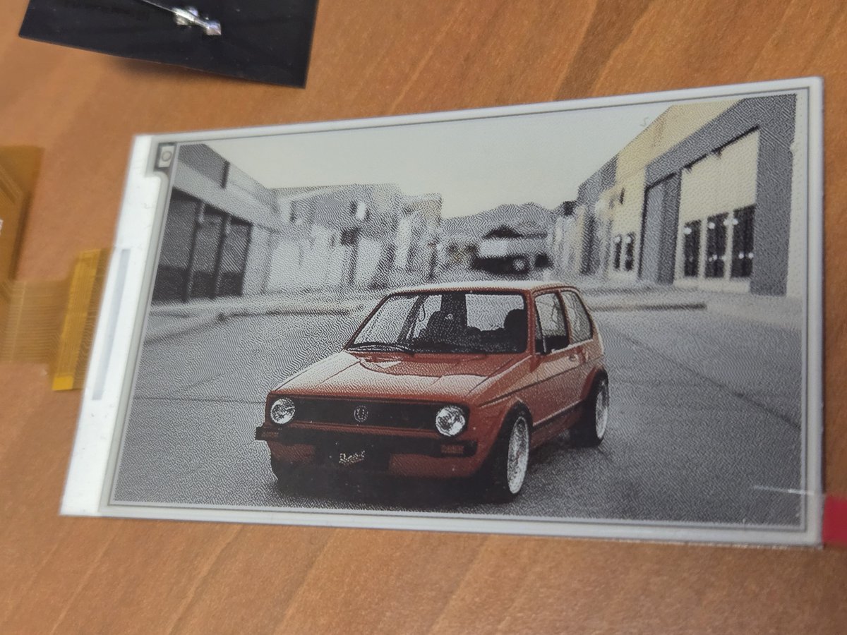 waldo_w's tweet photo. 3.97inch E-Paper 🔴🟡⚫️⚪️  #EPAPER https://t.co/E5ypAPk9ON