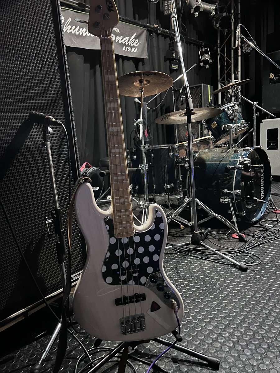 punchkunbassman's tweet photo. The Purple Lamborghini

これからライブです。
VanHalenバンドですが、Ozzy追悼の意味を込めてピックガードをランディ仕様にしてみました。

ルディサーゾの逆バージョン。

ちょっとでいいから届いてほしいな…

#Ozzy
#RandyRhoads 
#RudySarzo https://t.co/ULOAsOV0n0