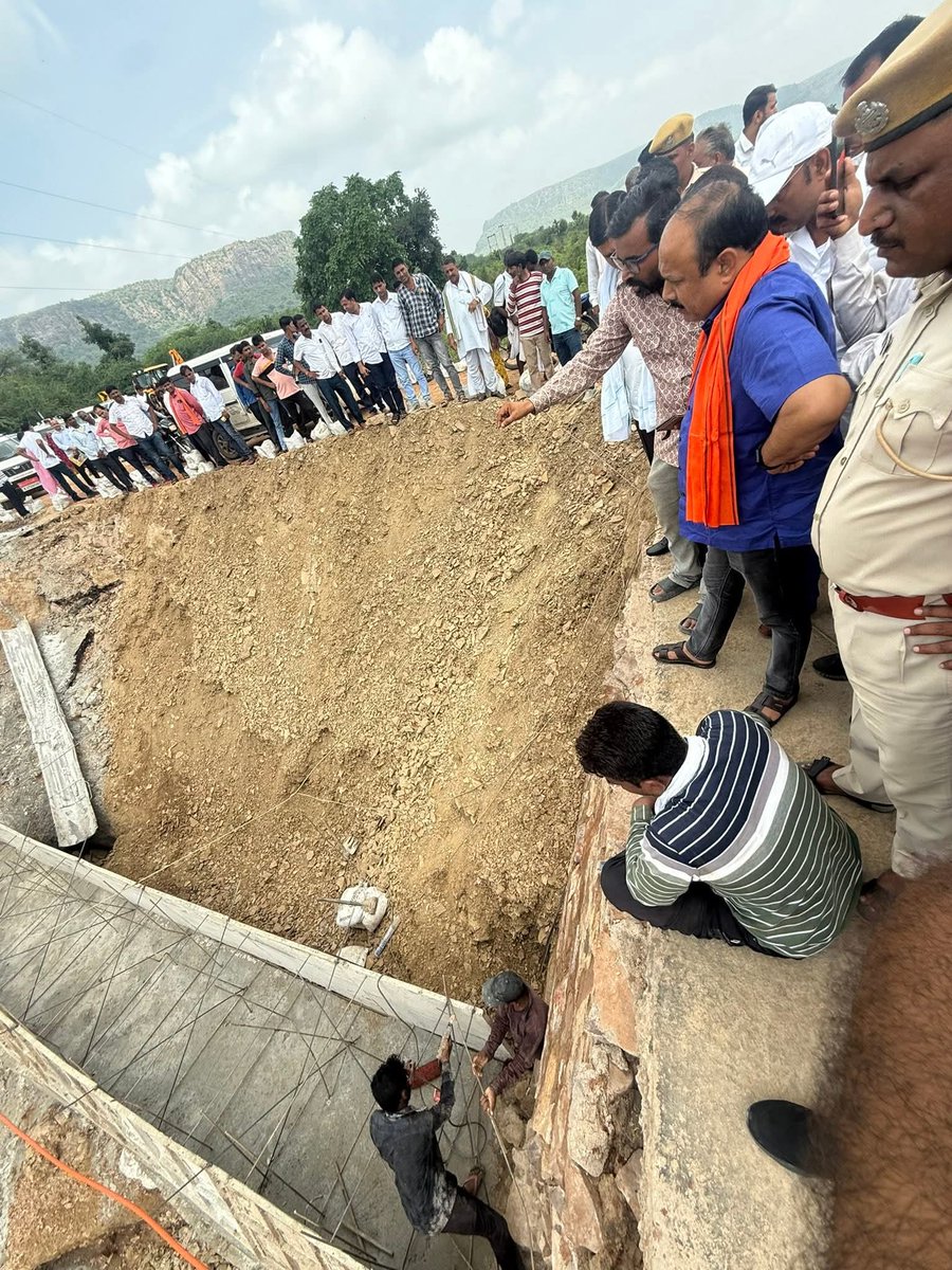 JitenGothwal's tweet photo. “अतिवृष्टि से प्रभावित गोठबिहारी एवं बोदल पुलिया जैसे क्षेत्रों का स्थलीय निरीक्षण किया।
जनजीवन की सुरक्षा सर्वोपरि है — आप सभी सुरक्षित रहें, प्रशासनिक प्रयास जारी हैं, परिस्थितियाँ शीघ्र सामान्य होंगी।” 🙏🌧️

#जितेंद्र_गोठवाल #खंडार 
#MLAKhandar #jitendergothwal
@BJP4Rajasthan @BJP4India