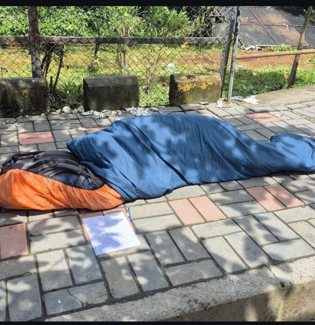 _jaydeepkarale's tweet photo. A TCS employee is apparently protesting by sleeping outside the Pune office because his salary has not been credited.

😢 https://t.co/MV4rPRa4P7