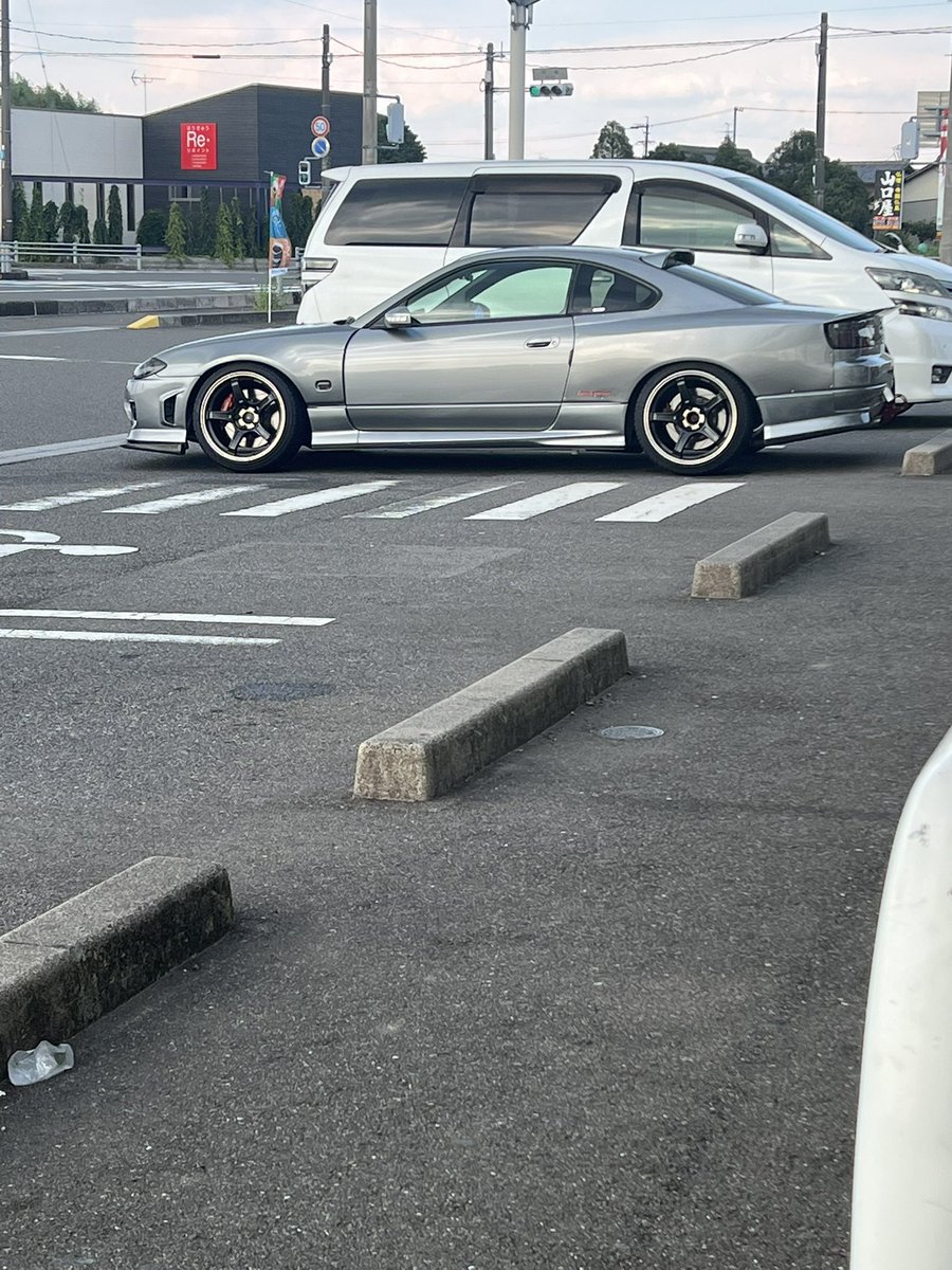 S15endman's tweet photo. 綺麗なボディしてるだろ。
嘘みたいだろ。
不動なんだぜ。それで…

セルでクランキングはして、初爆もあり、エンジンかかるんだけど死ぬほどアイドリング低くてすぐエンストする感じ。
燃料系か？思いあたることと言えばつい先日ecuを追加基盤品から純正に戻したことくらいか…

ロードサービス依頼済 https://t.co/rPjWbZz5pV