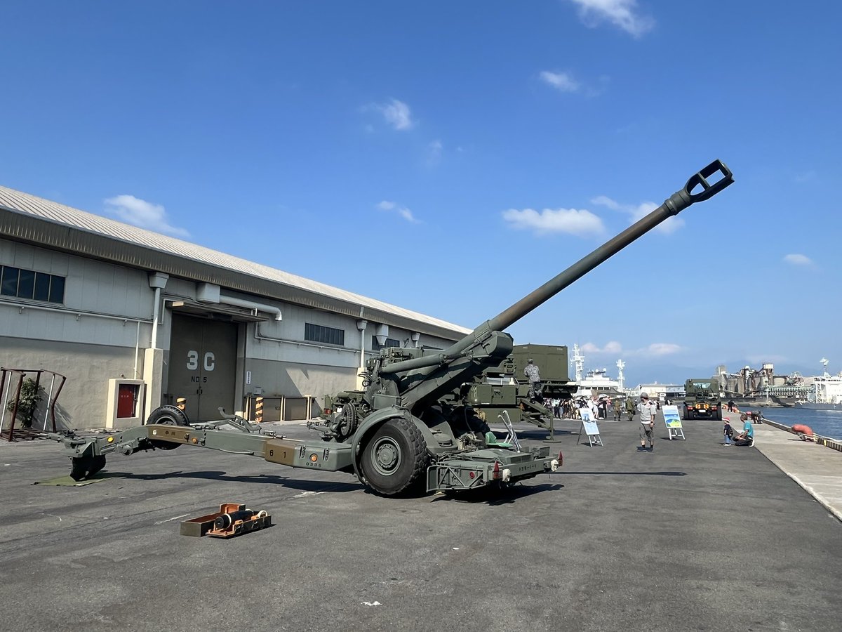 koni_ch47ja's tweet photo. 掃海母艦ぶんご一般公開で岸壁にて展示
白山分屯基地から来た
ペトリオットPAC-3
駐屯地名聞きそびれたけど
FH70
#掃海母艦ぶんご
#MST464
#ペトリオット
#PAC3
#FH70 https://t.co/CcNu4wthjE