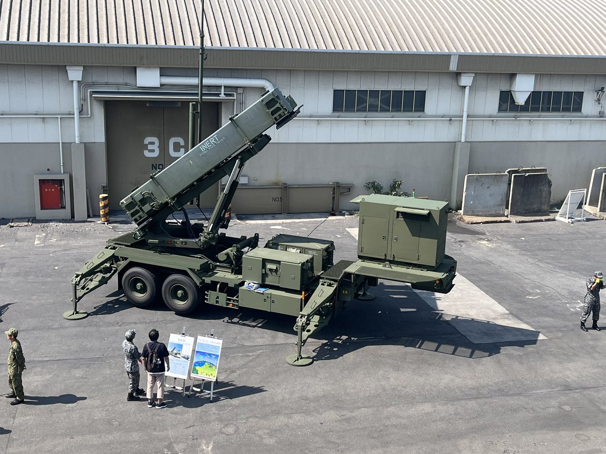 koni_ch47ja's tweet photo. 掃海母艦ぶんご一般公開で岸壁にて展示
白山分屯基地から来た
ペトリオットPAC-3
駐屯地名聞きそびれたけど
FH70
#掃海母艦ぶんご
#MST464
#ペトリオット
#PAC3
#FH70 https://t.co/CcNu4wthjE