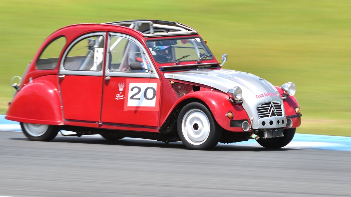 leo_skkr's tweet image. 灼熱のもてぎを疾駆するオープントップな #2CV

#アイドラーズ