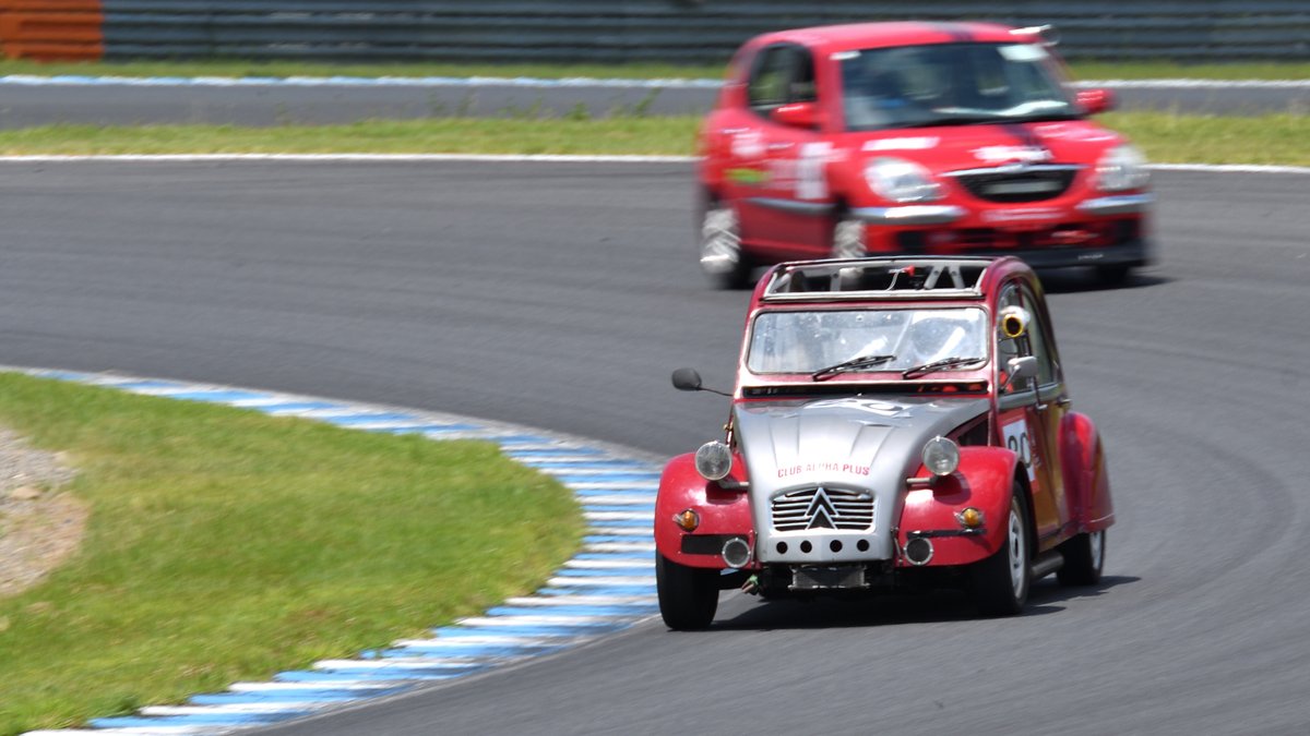 leo_skkr's tweet image. 灼熱のもてぎを疾駆するオープントップな #2CV

#アイドラーズ