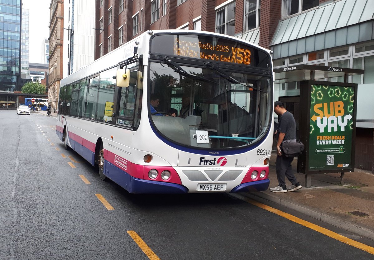 Ste_Jones75's tweet image. On my way to the Pennines Bus Day in Halifax. Free bus service provided by @First69217 . Vòlvo B7RLE Wright Eclipse Urban. 😀👌
Still seems like only yesterday that these were out in service across greater Manchester.