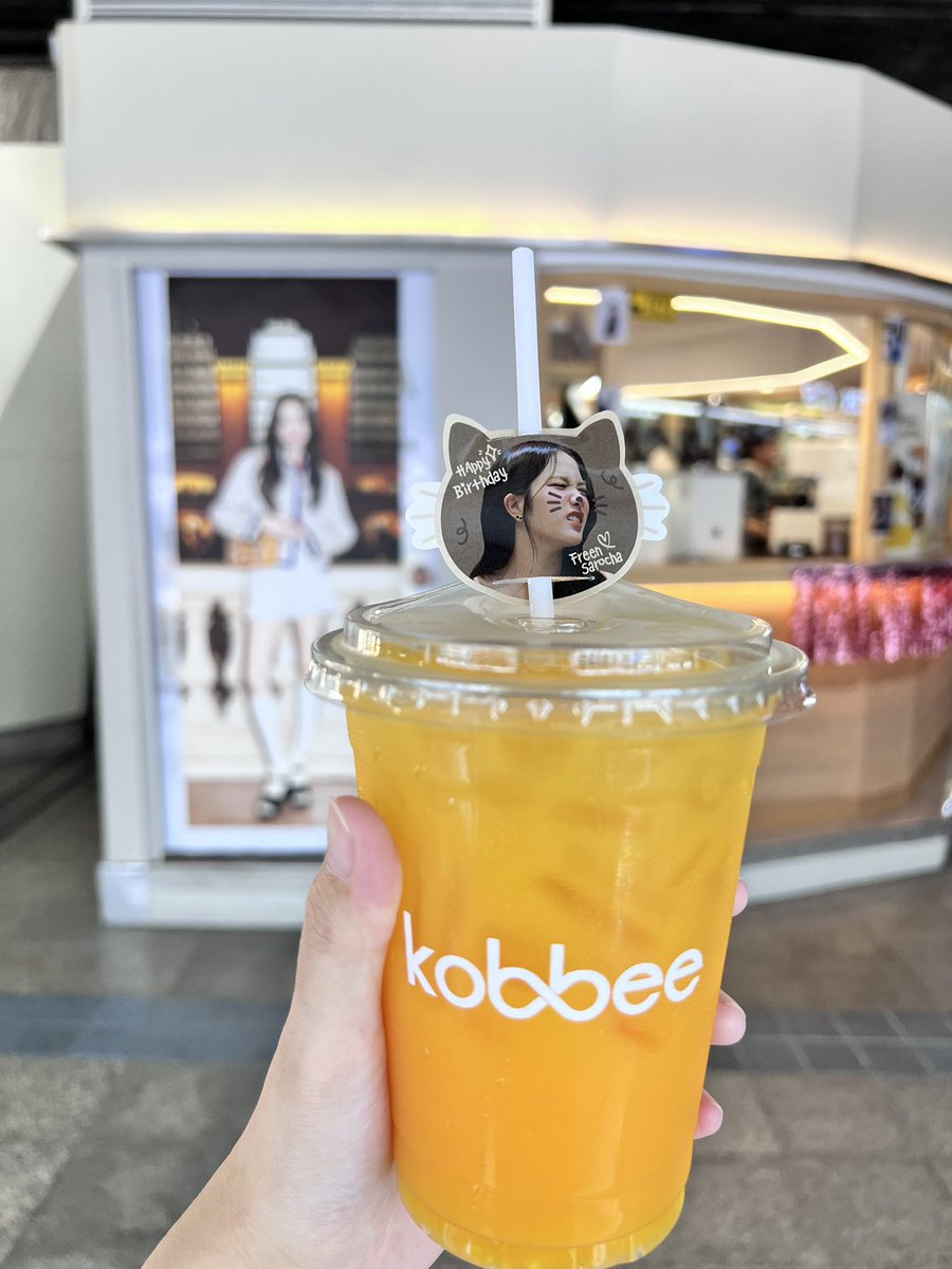 PorkyOmeletty's tweet image. 27 FREE CUPS
FOR FREEN&apos;S 27TH BIRTHDAY 🎂

[English details below]

🎪คาเฟ่วันเกิดฉลองครบรอบ 27 ปีของฟรีน สโรชา

🎁 ฟรีเครื่องดื่ม 27 แก้ว/วัน/สาขา
📅วันที่ 8, 10 และ 12 สิงหาคม 2025 เท่านั้น (เฉพาะสาขาสนามกีฬา &amp;amp; ศาลาแดง)
✨ทุกแก้วมาพร้อมที่ใส่หลอดรูปฟรีนลายพิเศษ…