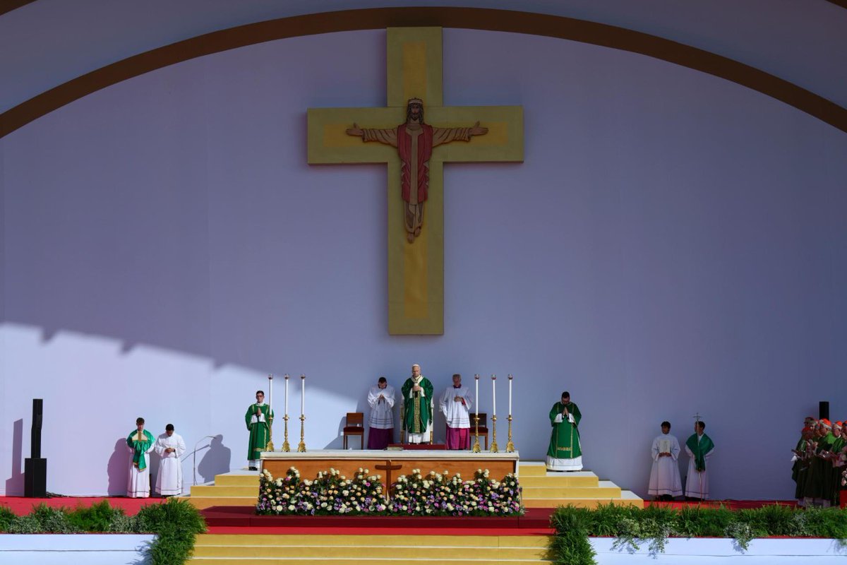 vaticannews_it's tweet photo. #LeoneXIV: "La pienezza della nostra esistenza non dipende da ciò che accumuliamo.... È legata piuttosto a ciò che con gioia sappiamo accogliere e condividere. Comprare, ammassare, consumare, non basta. Abbiamo bisogno di alzare gli occhi, di guardare in alto, alle cose di lassù" https://t.co/VgbuRWqBJh
