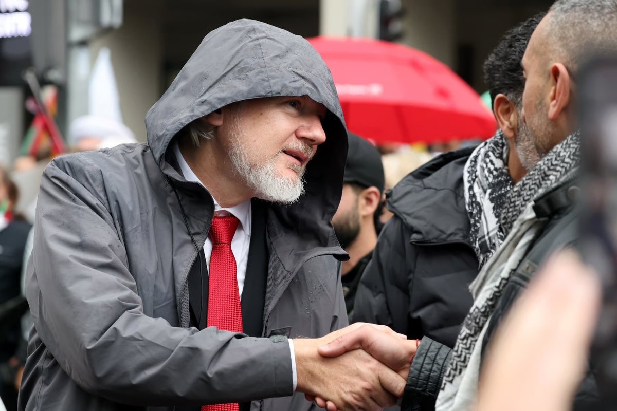 Julian Assange joined the pro-Palestinian protest on Sydney Harbour Bridge today! Proper aid. Arms embargo. Ceasefire NOW! For profound perspectives on the mechanisms of imperial power, Watch ‘THE TRUST FALL: JULIAN ASSANGE’ with a FREE 48 hr trial here >> filmsforchange.stream/programs/thetr…