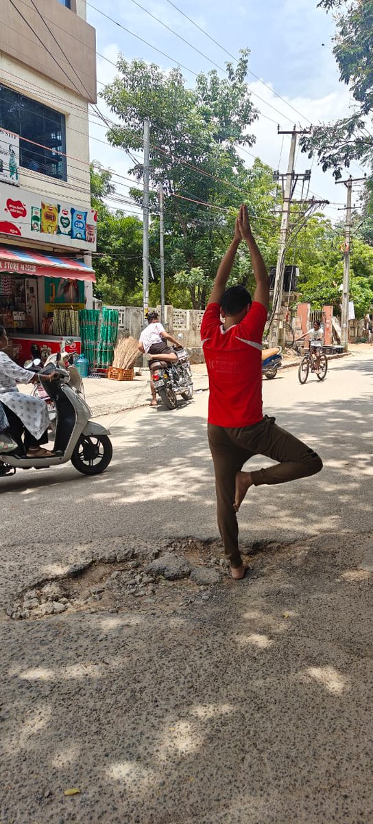 vinay_vangala's tweet image. @revanth_anumula
@ZC_SLP
Mastering #PotholeAsana
Y pay for a chiropractor wn our roads offer a free spinal realignment service with every ride? A big thanks to @Dc21Ghmc EE Ms Indira &amp;amp; DE Ms Sridevi fr not addressing aftr 60+ days #FreeTherapy #RoadToRuin 
@HiHyderabad @HydWatch