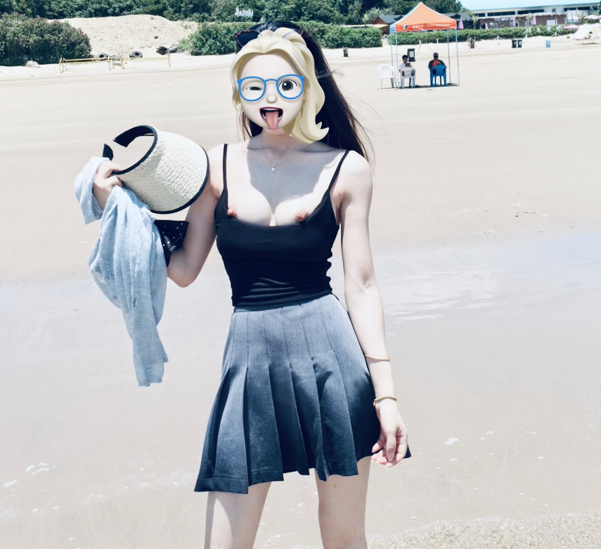 Zhouxiaomi6's tweet photo. 过于热了啊～ 透透气。 不知道后面的两位发现了会不会过来干我，下面没穿内裤。#露出  #反差 https://t.co/rLkDsQJ3ox