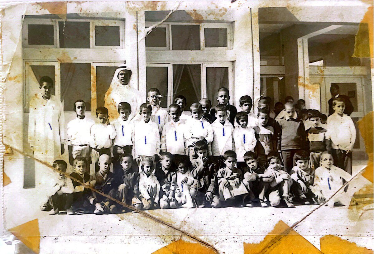 M_Al_Sinawi's tweet photo. صورة نادرة - الصف الأول الابتدائي
التقطت هذه الصورة في مدرسة سلطان بن زايد بمدينة العين بدولة الإمارات العربية المتحدة، وذلك في عام 1971.

أتمنى من كل من يرى هذه الصورة أن يشاركها، فقد يكون بيننا من يتعرف على أحد الأطفال فيها. الهدف هو التواصل ومعرفة أخبارهم بعد مرور أكثر من 50 عامًا على هذه الذكرى الجميلة.

إذا كنت تعرف أحد الأشخاص الموجودين في الصورة أو لديك أي معلومة عنهم، فالرجاء التواصل معي في الخاص 

#ذكريات_المدرسة #العين #الإمارات_قديماً #مدرسة_سلطان_بن_زايد #السبعينات #الصف_الأول_الابتدائي #ذكريات_الطفولة