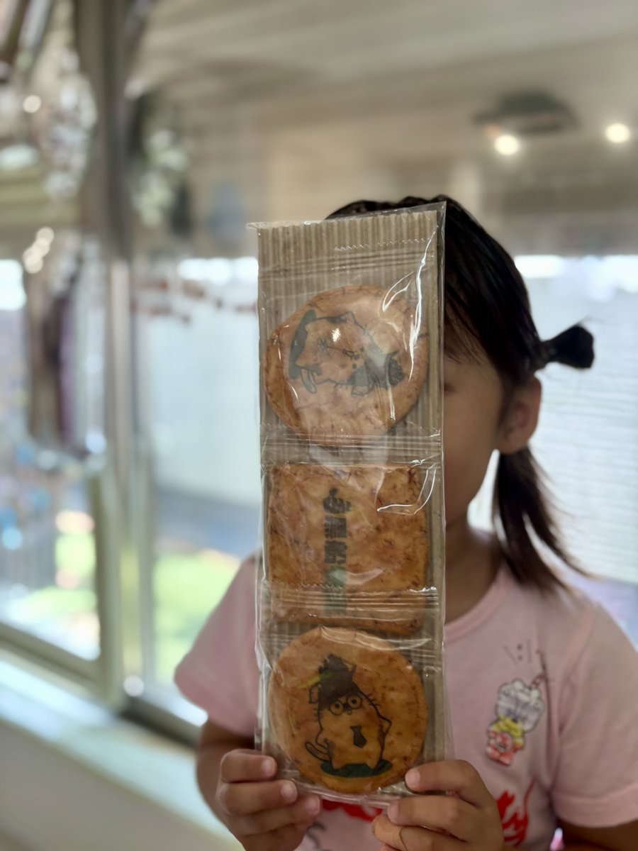 にゃぺりーのお煎餅、幸運にも当選して、先日配達されました〜。
可愛いプリントに娘も大喜び🍘 🐾

<a href="/kfb_Nyaperry/">くろふねこ にゃぺりー</a> さん、ステキな企画ありがとう！！

#にゃぺりーおつかれせんべい
#にゃぺのプレゼント企画