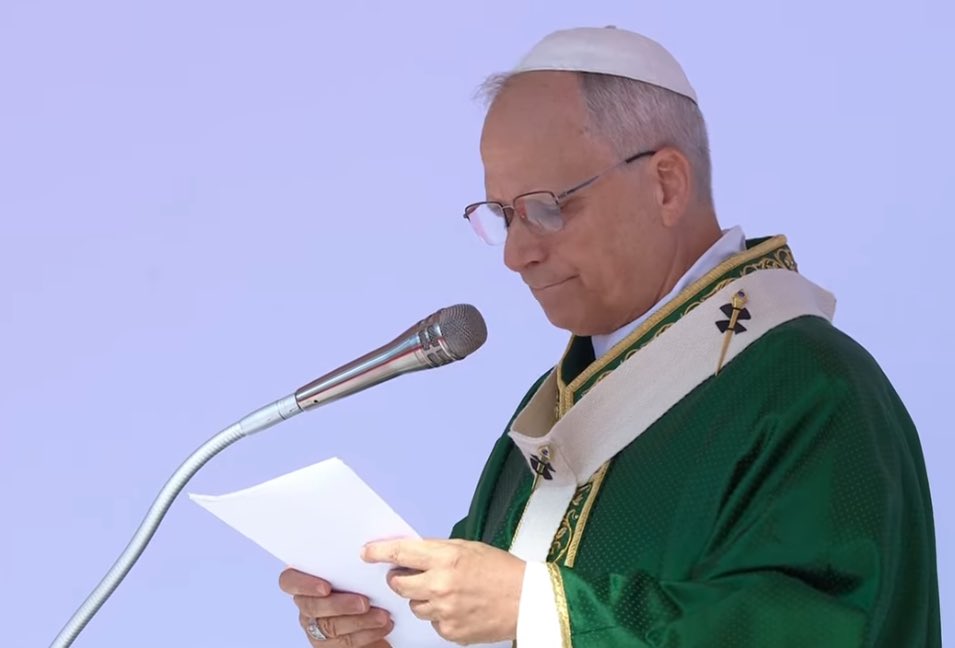 evaenlaradio's tweet photo. “Aspiren a cosas grandes, a la santidad, allí donde estén. No se conformen con menos. Entonces verán crecer cada día la luz del Evangelio, en ustedes mismos y a su alrededor”

El #PapaLeónXIV a los jóvenes 
#JubileodelosJovenes https://t.co/BxGP6ASccw