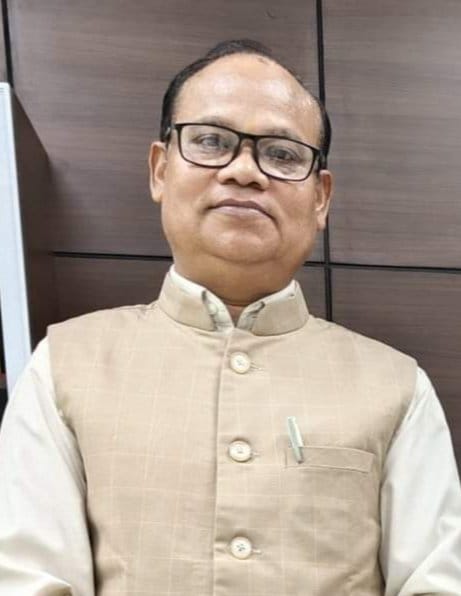 एक पदाधिकारी की जिम्मेदारी केवल एक पद पर बैठने तक सीमित नहीं होती, बल्कि वह संस्था के भविष्य को आकार देने का एक महत्वपूर्ण हिस्सा होता है। जब कोई व्यक्ति किसी संस्था या राजनीतिक दल में पदाधिकारी बनता है, तो उसके कंधों पर एक बड़ी जिम्मेदारी आती है कि वह संस्था को नई ऊंचाइयों तक ले