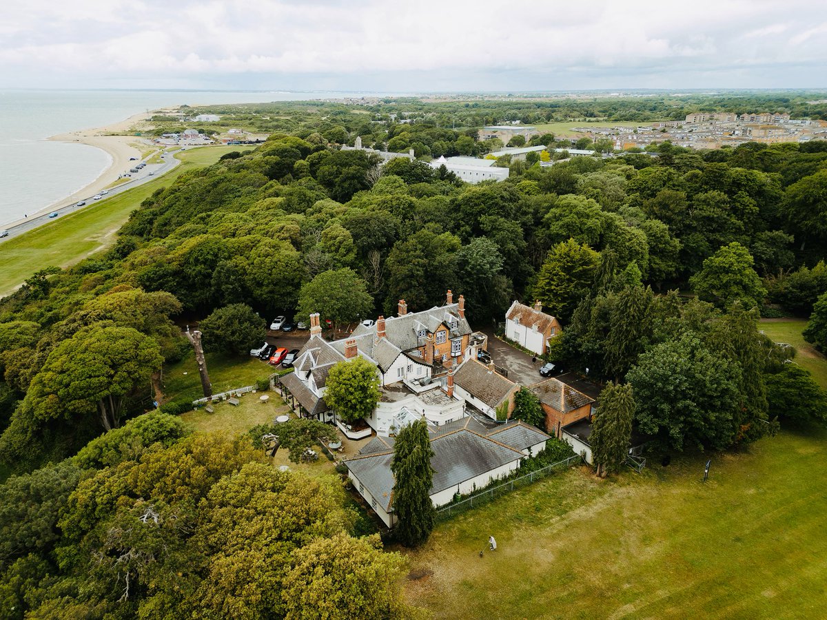 A little spot of calm - Nestled amongst the flora of Stanley Park with views across the Solent The Alverbank is a perfect place to relax amongst the coastal tranquility  🌊⚓️🌸

#alverbank #weddingvenue #eventsvenue #restauarant #solent #stokesbay 

Photo @teganmccannphotograp