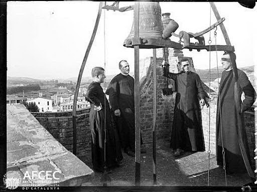 Beat_Guardiet's tweet photo. Un any més recordem al Beat Josep Guardiet en el dia del seu martiri,  ja en són 89 anys, i ho fem amb aquesta imatge on el veiem dalt el campanar de Sant Pere de Rubí amb uns amics preveres, com sempre amb actitud pedagògica i propera. Moltes gràcies pel teu testimoni de vida. https://t.co/Ezo98OU3X5