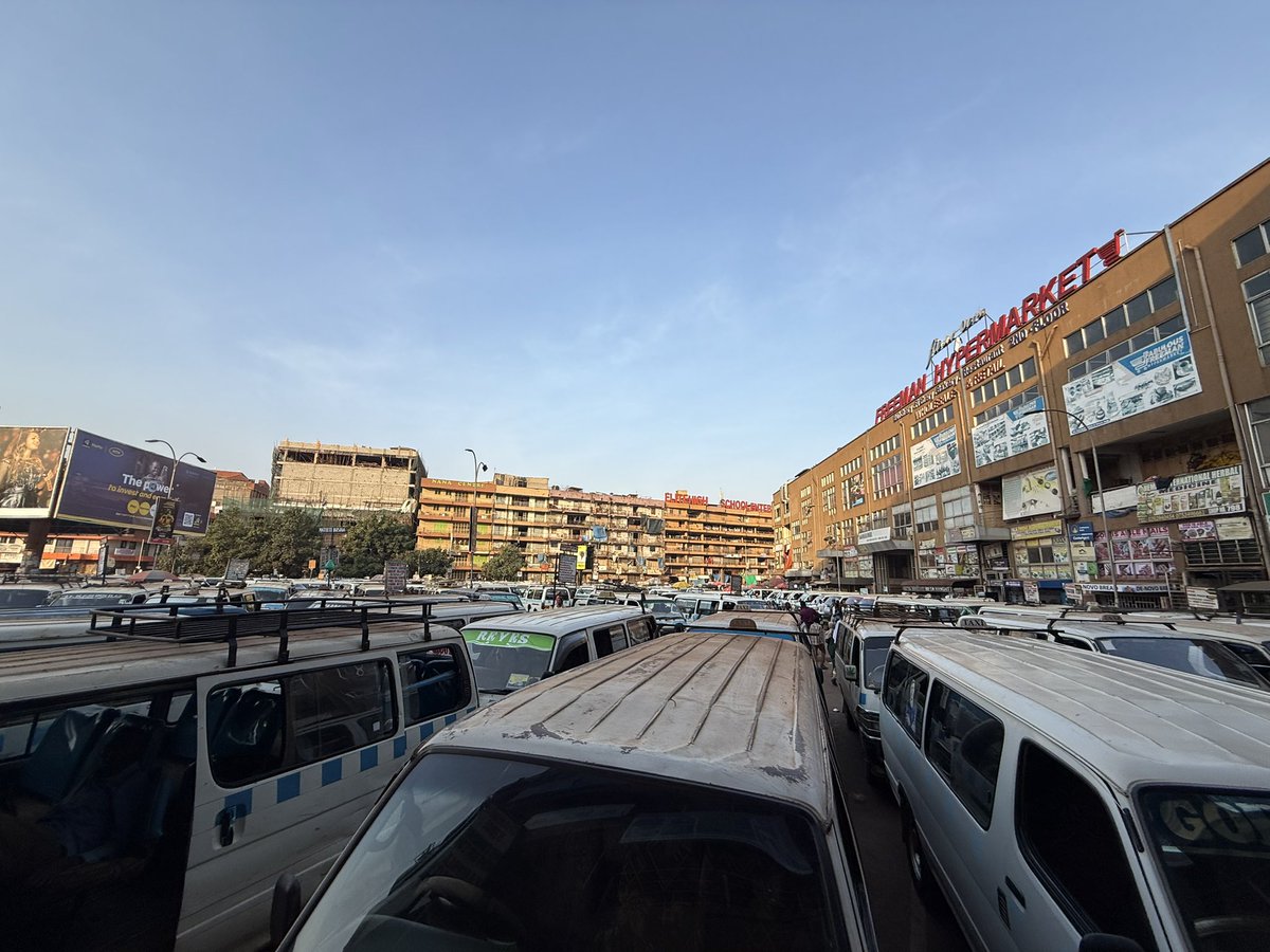 YYY_WORLDTRIP's tweet photo. 📍カンパラのTaxi Park
白と青の��ニバスがぎっしり。

ウガンダ各地へ向かうバスがでてる、バスタ新宿的な場所。 https://t.co/FXxDt0OH2s