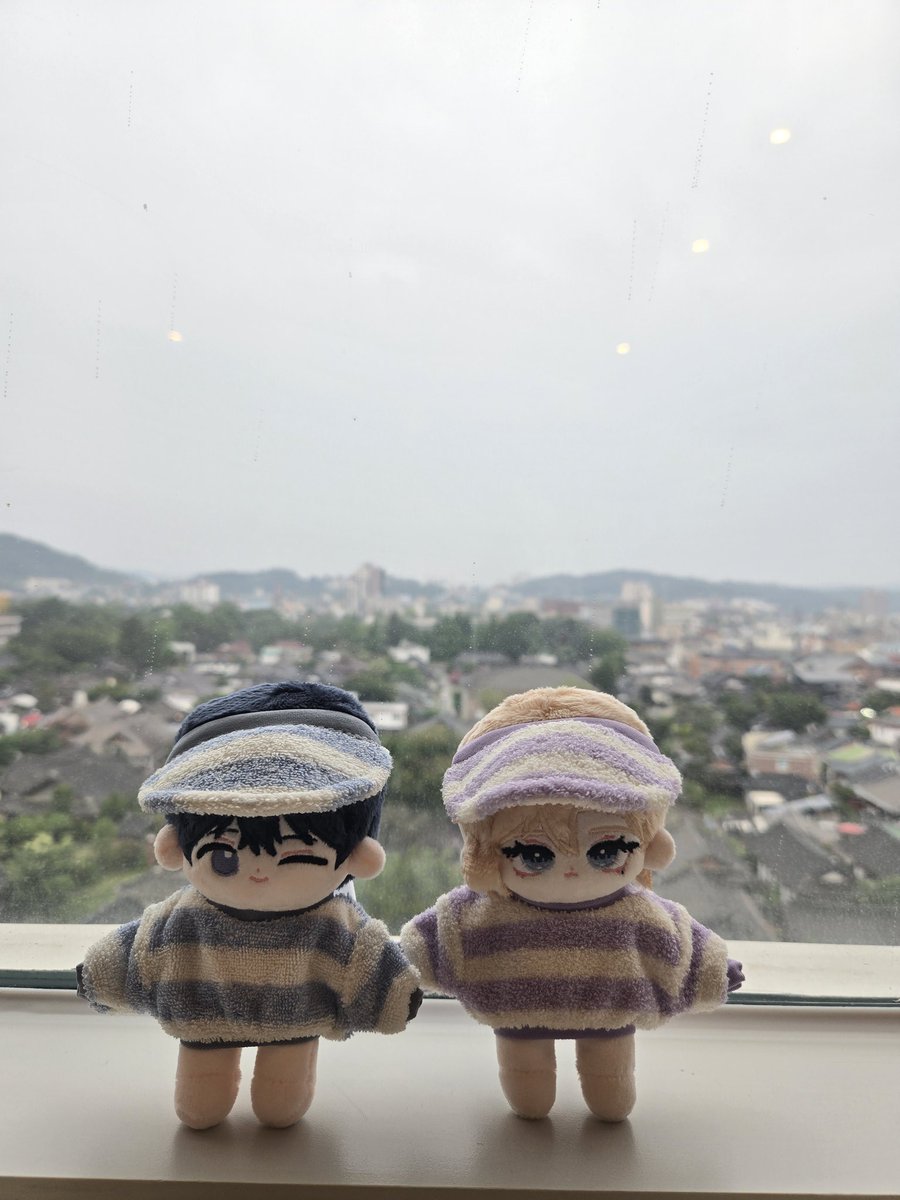 솜깅이들 데리고 휴가왔는데
비가 너무너무 와서 못데리고 나가겠다😭
#윙꾸쭌 과 #쀼노아 와 함께
맛있는 디저트들 #한입쏘옥얌얌 하려했으나
현실을.......🥲