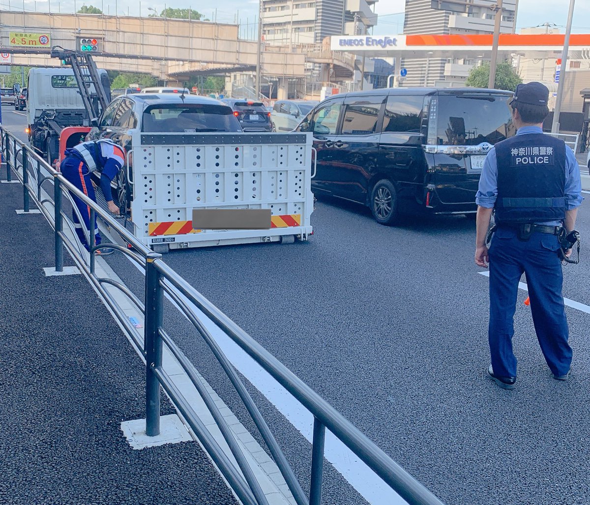sibeflower's tweet photo. いや、駐禁ではない

ムスコの車で配達完了後、
クラッチ戻らず国道ど真ん中で立ち往生😱

レッカー待ちの40分ほど、神奈川県警のパトカーに守られ���ました🙏

ムスコ運転時でなくて良かったのかなんなのか、
こーゆー時はいつも私なんだよなぁ

#何回目だレッカー
#車遍歴だけはある
#はたらけ https://t.co/hJL9iN25wi