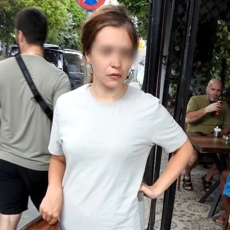 bpthaber's tweet photo. 2022'de savaştan kaçıp İstanbul'a gelen Ukraynalı Katerina fuhuşa sürüklendi:

— Ülkemizde savaş başlayınca ailemiz darmadağın oldu. Babam alkol bağımlısıydı. Annem ise günlük olarak işlerde çalışıyordu.

— Sosyal medya üzerinden İlyas ile tanıştım. Beni İstanbul'a davet etti. Ben de onun yanına gittim.

— Sonra beni Özbek kadınla tanıştırdı. O da Rusça biliyordu. Paraya ihtiyacım olduğunu söyleyince beni birilerinin yanına götürdü. Fakat para vereceklerini söyleyip bana tecavüz ettiler.

— Sonra beni Ankara'da bir işe gireceğim diye gönderdiler. Orada da 20 gün kapalı odada kaldım. Bir çok insanla birlikte olmam için zorladılar.

— Uyuşturucuyu bilmezdim bana uyuşturucu kullandırıp fuhuşa sürüklediler. Şimdi tek isteğim para kazanıp pasaportumu çıkarıp ülkeme dönmek.

— Sağlığım bozulduğu için tedavi olmak istiyorum. Param yok, kalacak yerim yok. Hiçbir şeyim kalmadı. Annem ben İstanbul'a geldikten sonra Avrupa'ya kaçmış. Ondan da haber alamıyorum. Türkiye Cumhuriyeti'nden yardım bekliyorum. (Sabah)