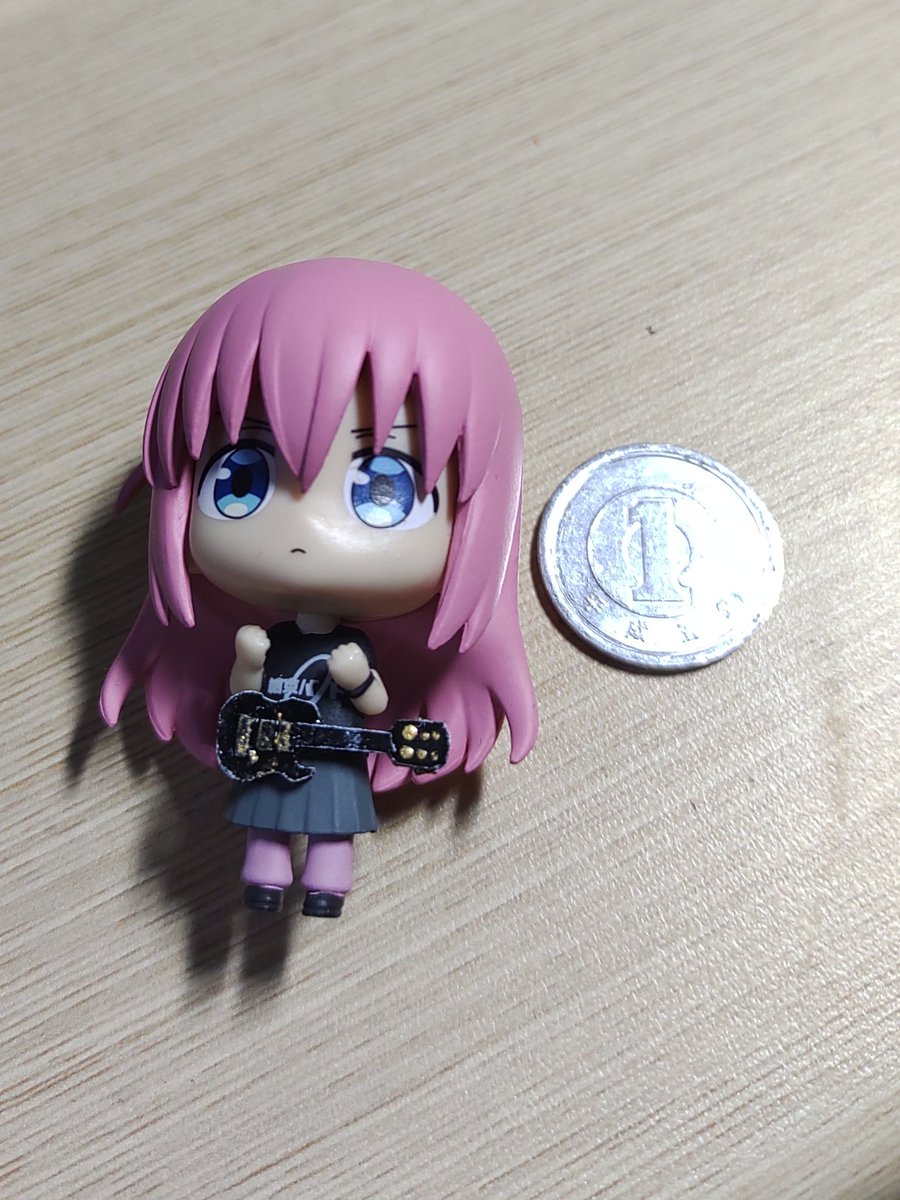 mot_ten's tweet photo. アニメ「ぼっち・ざ・ろっく」のガチャガチャで出た後藤ひとりが手ぶらだったので、ギター作って持たせてあげた　#ぼっち・ざ・ろっく　#後藤ひとり https://t.co/5gBYrQFYoP