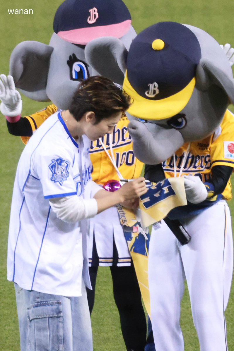 끌려가서 사인을 했다😆

250803 Brothers

#동해 #DONGHAE
#슈퍼주니어DnE #SuperJuniorDnE
#슈퍼주니어 

<a href="/donghae861015/">Super Junior 이동해</a>