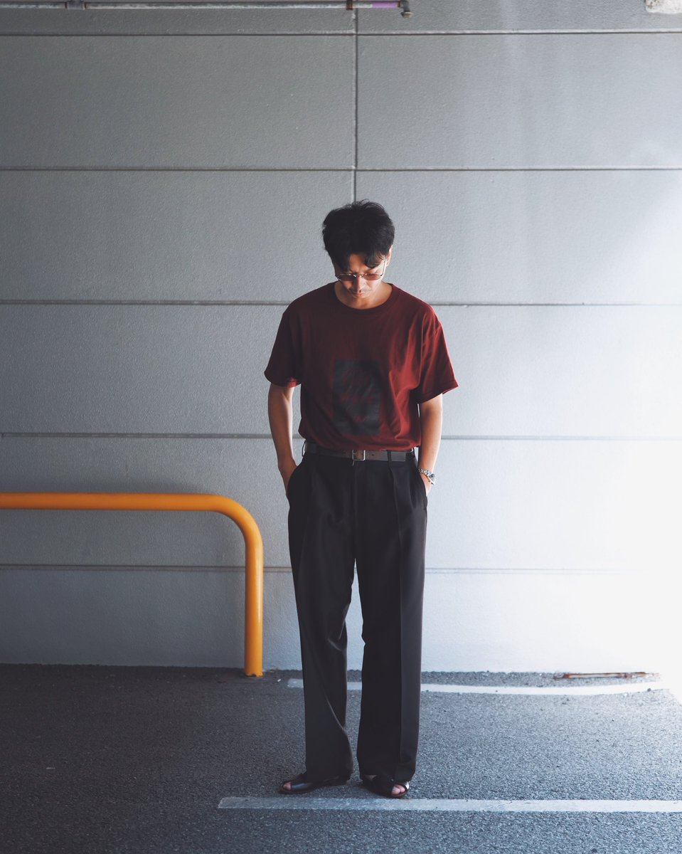 プリントTとスラックスでワンツーコーデ。