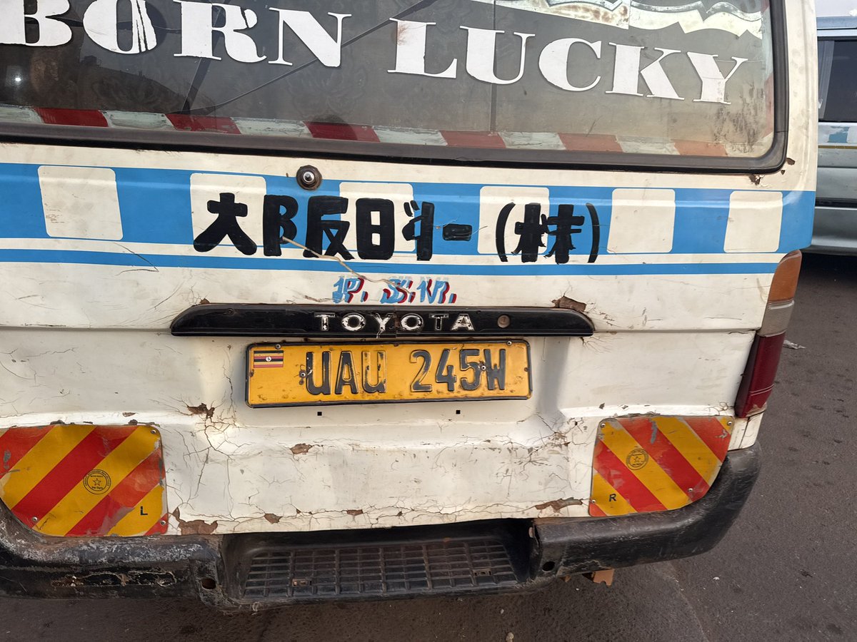 YYY_WORLDTRIP's tweet photo. ミニバスをよく見てみると、変な日本語がたくさん笑

ガイドが運転手に経緯を聞いてくれた。

「これは、日本から輸入したんだ。ステッカーが剥げてきたから、自分たちで塗り直したんだ。日本の車ってイケてるだろ？」

とのことだった😂 https://t.co/dtq6kIMRgl