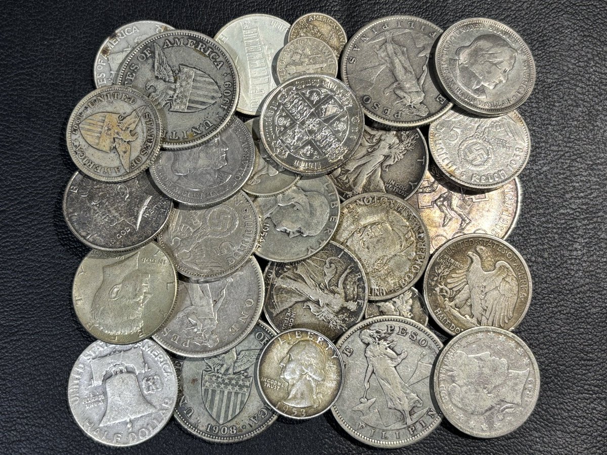 coin_9301's tweet photo. 今日の収穫
大量の外国銀貨
アメリカが多めですがドイツやイギリスなどもあります。 https://t.co/PRPTpnfPjl