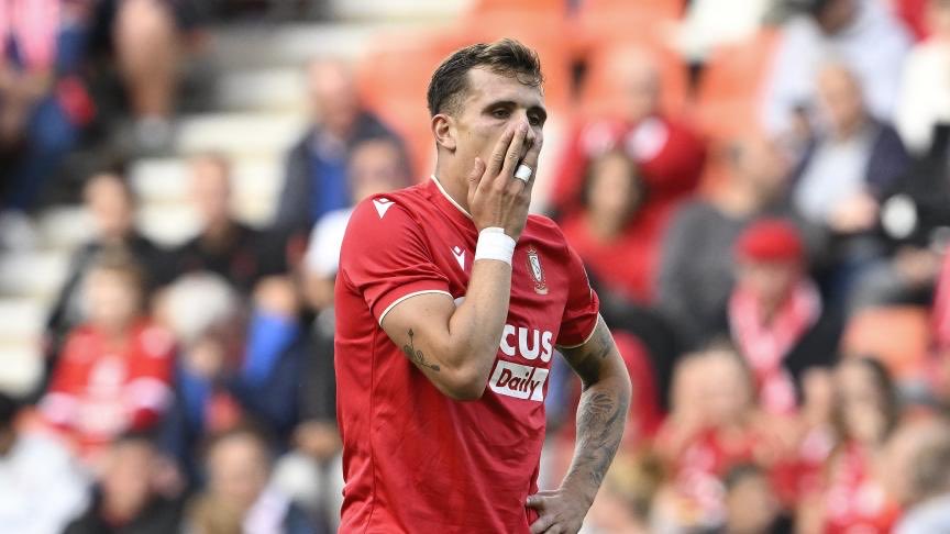 ACDStandard's tweet photo. 🔴 STANDARD DE LIÈGE 1️⃣
🔵 FCV DENDER EH 1️⃣
🎙️ Mircea Rednic
🎙️ Tobias Mohr
🎙️ Alexandro Calut
#JPL | #STADEN | #RSCL
🔴 Mircea Rednic :
💬 « En première mi-temps, nous n’avons pas pressé assez haut. Nous avons donc souffert face à cette équipe de Dender, qui a plus d’automatismes que nous. La seconde période était meilleure et nous avons eu des situations pour marquer. Il y a eu deux ou trois occasions où le ballon passe juste devant le but. Je regrette qu’à 1-0, nous n’ayons pas réussi à gérer le score. Sur l’égalisation, nos défenseurs regardent trop le ballon. Le résultat est logique. Je tiens à souligner la montée de Sahabo, qui a donné du rythme au jeu, ce que nous n’avions pas réussi à faire en première période. »
💬 « Nous allons essayer de gagner la semaine prochaine, comme chaque match. Pour moi, le vrai test sera contre Genk. Aujourd’hui, nous faisions face à une équipe de Dender très bien organisée, et cela va m’aider pour la suite. J’attends encore un attaquant, car Thomas Henry est mon seul avant-centre actuellement. Il s’est démené pendant tout le match et est resté 90 minutes sur le terrain, alors qu’il n’est pas encore à 100 %. »
💬 « Casper Nielsen est prêt et s’entraîne normalement. Nous n’avons pas voulu prendre de risque aujourd’hui contre Dender. Il sera bien là à l’entraînement lundi pour préparer le match contre Genk. »
•
🔴 Tobias Mohr :
💬 « Les sentiments sont partagés. En première mi-temps, nous nous sommes un peu trop compliqué la tâche. En seconde période, nous avons beaucoup mieux joué, mais nous concédons un but de merde (sic). Au final, ce nul est acceptable. Nous voulions vraiment gagner, mais il faut l’accepter. Et continuer, car je pense que cette deuxième mi-temps doit nous donner beaucoup de confiance. »
💬 « Nous étions bien dans le match. Normalement, nous aurions dû tuer le match plus tôt. Mais même sans ça, nous devons garder le zéro derrière, surtout à domicile. C’est frustrant de concéder un but comme ça, mais nous allons de l’avant. »
•
🔴 Alexandro Calut :
💬 « Nous sommes déçu. Nous avions très bien débuté la seconde mi-temps, nous menions 1-0 et sur cette fin de match, une action et ça se paye cash… Nous nous en sortons avec un point, mais nous aurions préféré avoir les trois, en plus devant tous ces supporters qui sont de plus en plus nombreux. Franchement, ça fait plaisir, mais nous sommes un peu déçus du nul. »
💬 « Tout est nouveau et nous nous entendons tous bien. Nous sommes plus soudés. Je ne sais pas si vous l’avez vu, mais il y a plus de joueurs qui parlent français. Nous nous entendons plus sur le terrain, nous sommes plus ensemble, même quand nous mangeons à l’entraînement. C’est top. Il faut que ça continue comme ça. »