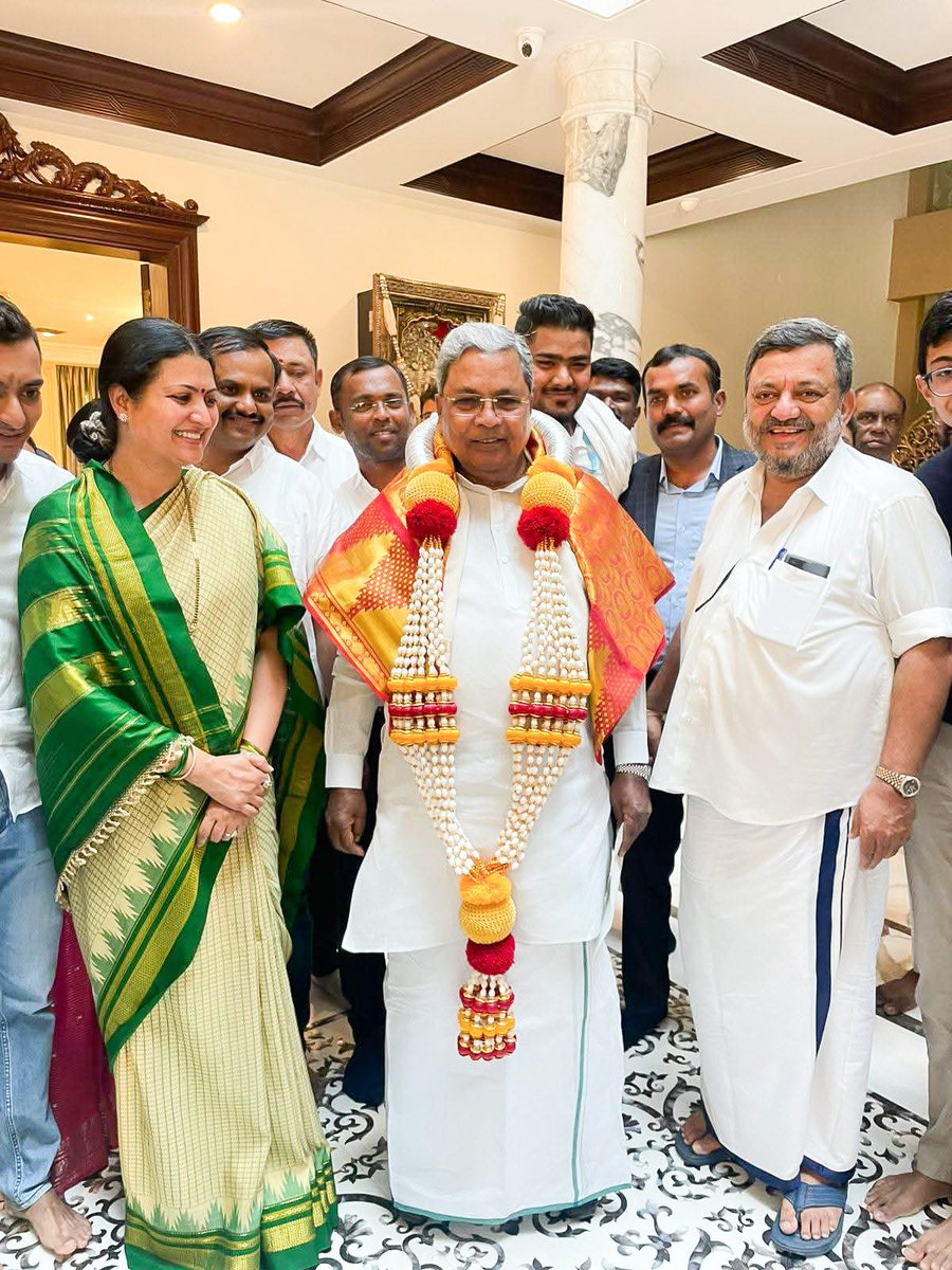 DrPrabhaSSM's tweet image. ಜನಮೆಚ್ಚಿದ ರಾಜ್ಯದ ಮುಖ್ಯಮಂತ್ರಿಗಳಾದ ಸನ್ಮಾನ್ಯ ಶ್ರೀ ಸಿದ್ದರಾಮಯ್ಯ ಅವರಿಗೆ ಹುಟ್ಟುಹಬ್ಬದ ಹಾರ್ದಿಕ ಶುಭಾಶಯಗಳು. ಪ್ರಾಮಾಣಿಕತೆಯೊಂದಿಗೆ  ಸರ್ವರಿಗೂ ನ್ಯಾಯ  ಒದಗಿಸುವ ಮೂಲಕ ಉತ್ತಮ ಆಡಳಿತ ನೀಡಿ ಜನರ ಪ್ರೀತಿಗೆ ಪಾತ್ರರಾಗಿರುವ ನಿಮಗೆ  ಭಗವಂತ ಉತ್ತಮ ಆಯುರಾರೋಗ್ಯ ನೀಡಿ ಕಾಪಾಡಲಿ ಎಂದು ಹಾರೈಸುತ್ತೇನೆ.

#karnatakacm #CMofkarnataka