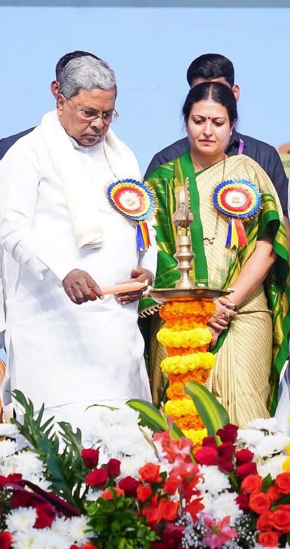 ಜನಮೆಚ್ಚಿದ ರಾಜ್ಯದ ಮುಖ್ಯಮಂತ್ರಿಗಳಾದ ಸನ್ಮಾನ್ಯ ಶ್ರೀ ಸಿದ್ದರಾಮಯ್ಯ ಅವರಿಗೆ ಹುಟ್ಟುಹಬ್ಬದ ಹಾರ್ದಿಕ ಶುಭಾಶಯಗಳು. ಪ್ರಾಮಾಣಿಕತೆಯೊಂದಿಗೆ  ಸರ್ವರಿಗೂ ನ್ಯಾಯ  ಒದಗಿಸುವ ಮೂಲಕ ಉತ್ತಮ ಆಡಳಿತ ನೀಡಿ ಜನರ ಪ್ರೀತಿಗೆ ಪಾತ್ರರಾಗಿರುವ ನಿಮಗೆ  ಭಗವಂತ ಉತ್ತಮ ಆಯುರಾರೋಗ್ಯ ನೀಡಿ ಕಾಪಾಡಲಿ ಎಂದು ಹಾರೈಸುತ್ತೇನೆ.

#karnatakacm #CMofkarnataka