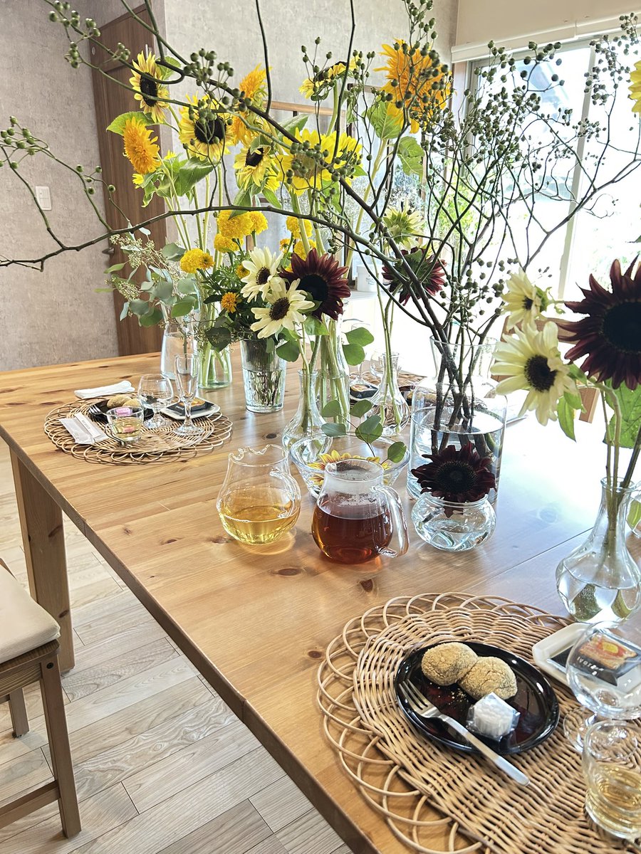 omimi_pike122's tweet image. 葉月のお茶会へ
アイスティーと季節のお花をたのしむ

アールグレイやダージリンの他に
渋みが少ないキャンディも

炭酸、カルピス、ポンジュースを
使って紅茶の
セパレートドリンクにも挑戦😊

最初はおっかなびっくりでしたが
みんなチャレンジャー🤭
楽しい時間を過ごしました💖

#Herba
#Labille