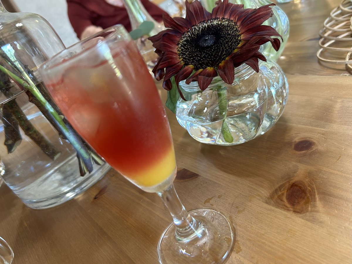 omimi_pike122's tweet image. 葉月のお茶会へ
アイスティーと季節のお花をたのしむ

アールグレイやダージリンの他に
渋みが少ないキャンディも

炭酸、カルピス、ポンジュースを
使って紅茶の
セパレートドリンクにも挑戦😊

最初はおっかなびっくりでしたが
みんなチャレンジャー🤭
楽しい時間を過ごしました💖

#Herba
#Labille