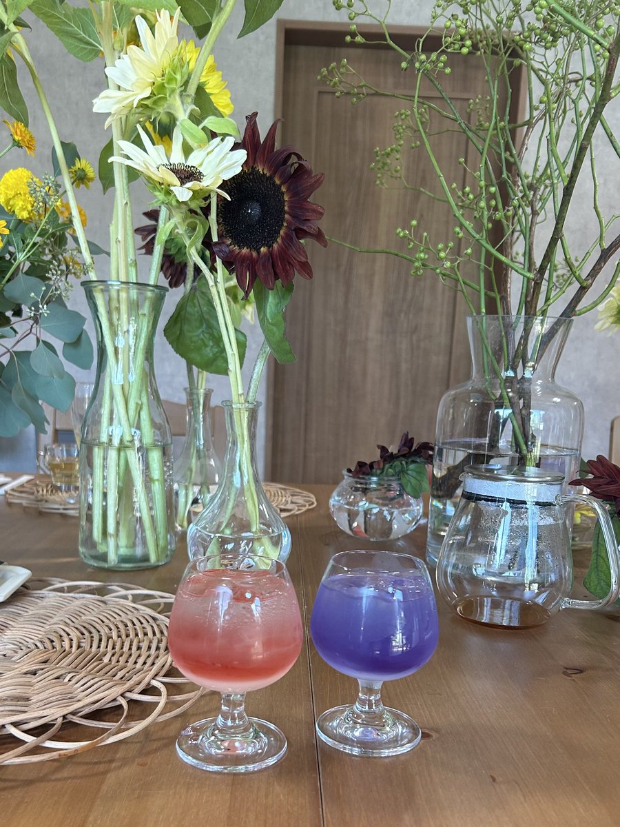 omimi_pike122's tweet image. 葉月のお茶会へ
アイスティーと季節のお花をたのしむ

アールグレイやダージリンの他に
渋みが少ないキャンディも

炭酸、カルピス、ポンジュースを
使って紅茶の
セパレートドリンクにも挑戦😊

最初はおっかなびっくりでしたが
みんなチャレンジャー🤭
楽しい時間を過ごしました💖

#Herba
#Labille