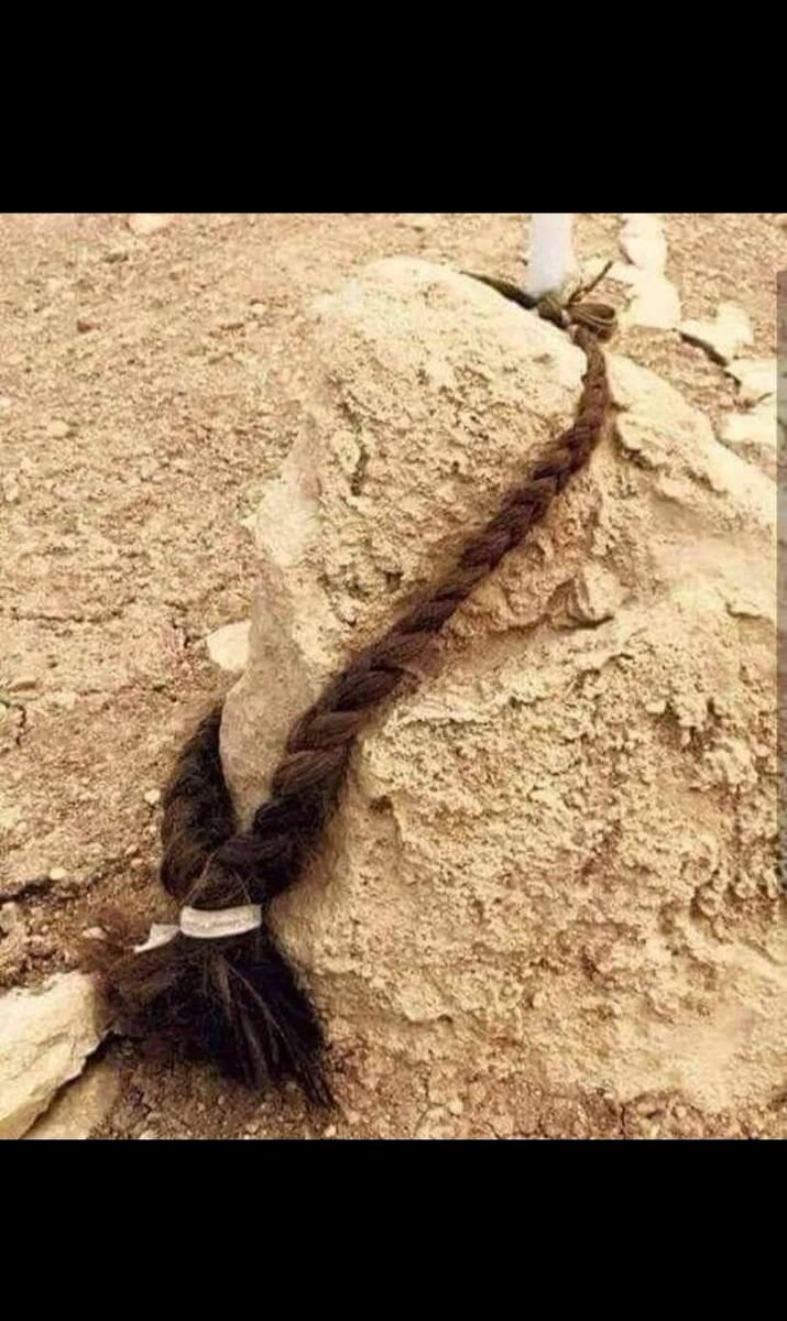 munzurmoder's tweet photo. 3 Ağustos 2014'te İşid, Şengal'de 5 binden fazla Êzidiyi katletti. Binlercesini esir aldı. Yüzbinlercesini topraklarını terk etmeye zorladı. Katliamdan sonra binlerce kadın kaçırıldı, pazarlarda satıldı, köleleştirildi.
#SengalKatliamı 
#KomkujiyaSengale 
#EzidiSoykırımı https://t.co/WipOhhAHbA