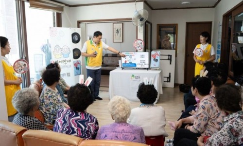 qpemfh_12's tweet image. “작은 관심이 큰 변화를 만듭니다.”

📵 보이스피싱, 특히 50대 이상 어르신 피해 급증 중!  
신천지자원봉사단이 실생활 중심 예방교육으로 대응 나섰습니다.
👉naver.me/5R4Ql4TI 

#보이스피싱 #스미싱주의 #시니어교육 #신천지자원봉사단