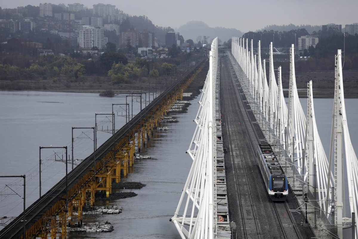 1889-2025➡️ Así ha cambiado el puente sobre el Río Biobío (Chile🇨🇱) en las últimos 130 años.

⛏️La construcción del antiguo puente, finalizada en 1889, fue un hito de la ingeniería de la época.

🚄El Nuevo Puente Ferroviario ya se encuentra en fase de operación parcial.