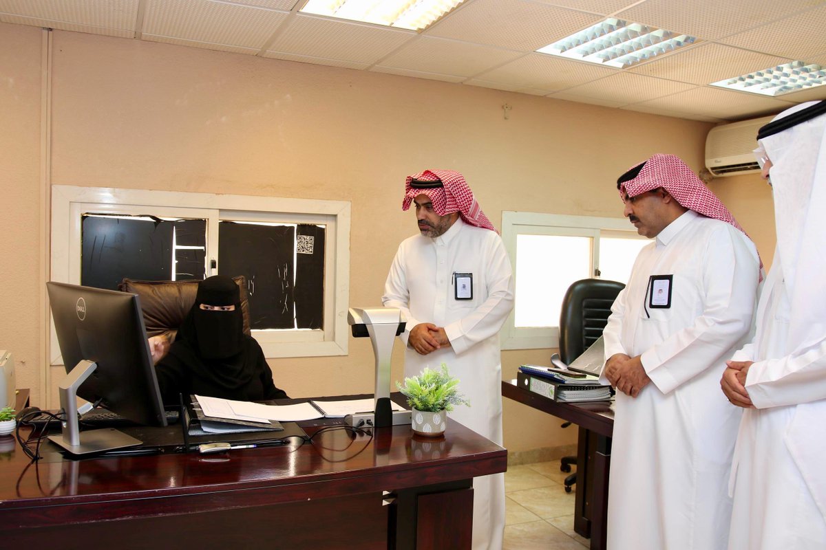 زار مدير عام #تعليم_حائل إدارة تقويم الأداء  المعرفي والمهاري للوقوف على سير العمل في الأرشفة الالكترونية لنتائج الاختبارات للأعوام السابقة، والتي تهدف إلى تحويل النتائج والسجلات الورقية إلى صيغ رقمية لمواكبة التحول الإلكتروني لضمان سهولة الوصول إليها وتنظيمها بشكل فعال وتحسين