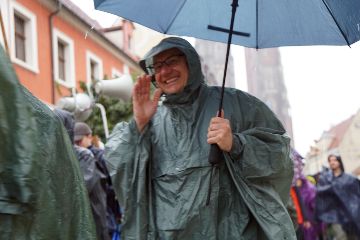 Rozpoczęła się 45. Piesza Pielgrzymka Wrocławska na Jasną Górę. W drodze pielgrzymom towarzyszą relikwie bł. Elżbiety Czackiej. - Każdy będzie mógł jej relikwie nieść i prosić o to, by bliscy, znajomi odzyskali wzrok wiary - mówił bp Jacek Kiciński, który wędruje wśród pątników.